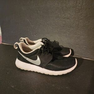 Nike Roshe One Running Shoes (GS) 599728-021 Black White Size 4Y